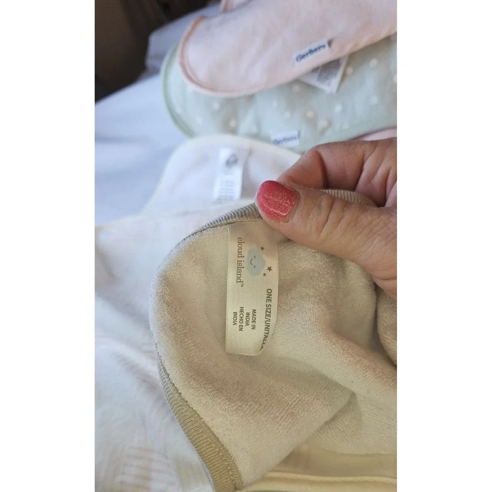New 4 Gerber and 1 Cloud Island Baby Burp Cloth